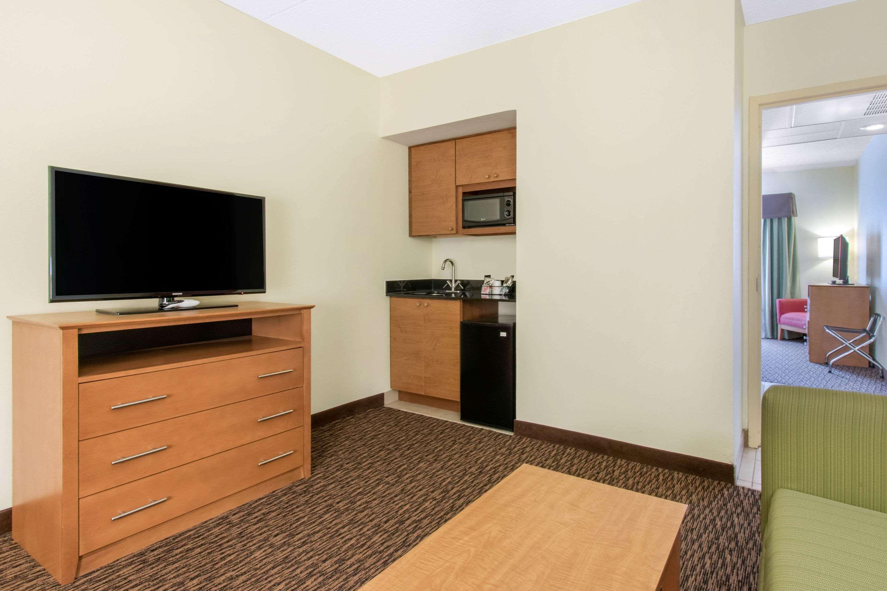 Clarion Hotel & Suites University-Shippensburg Zewnętrze zdjęcie