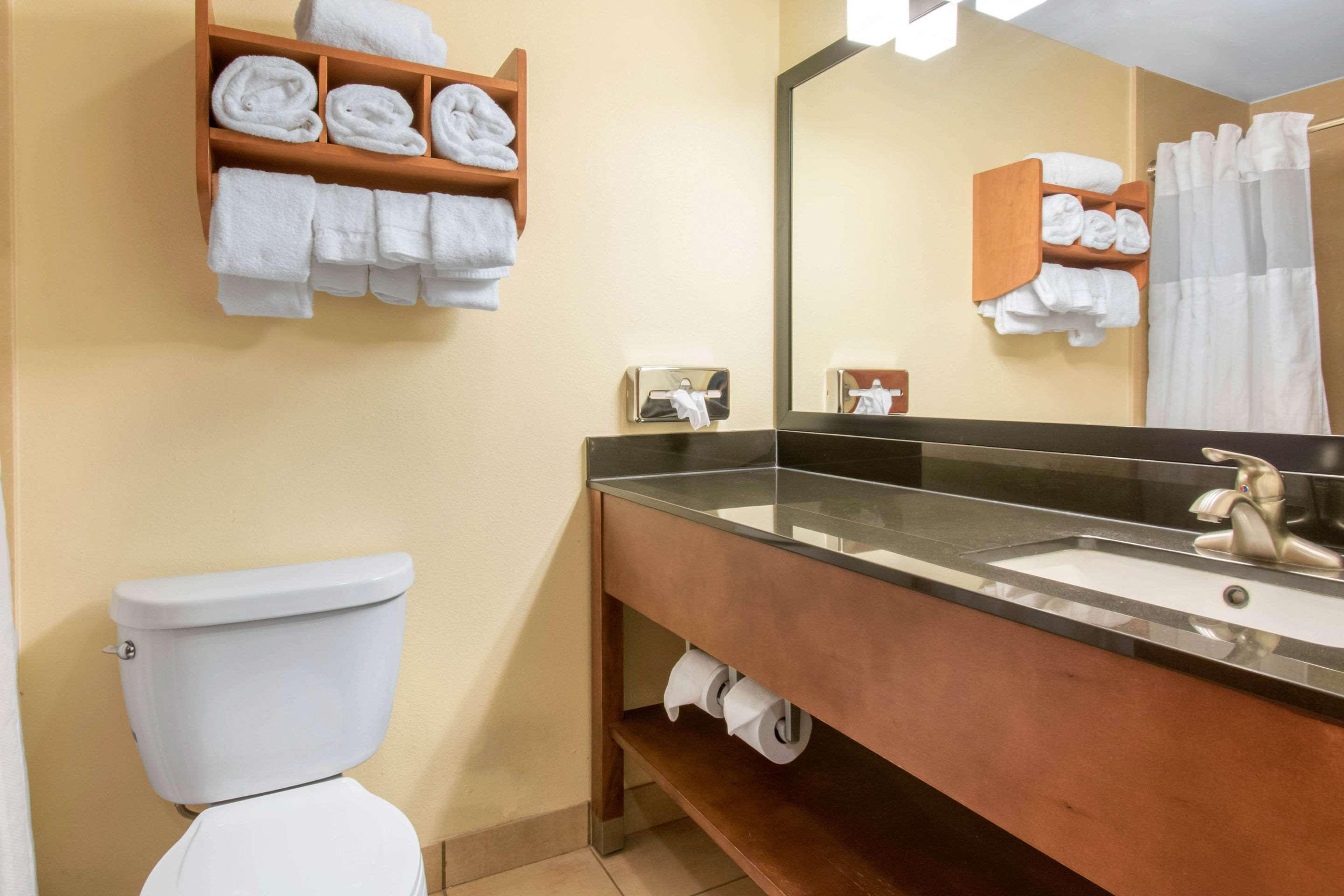 Clarion Hotel & Suites University-Shippensburg Zewnętrze zdjęcie
